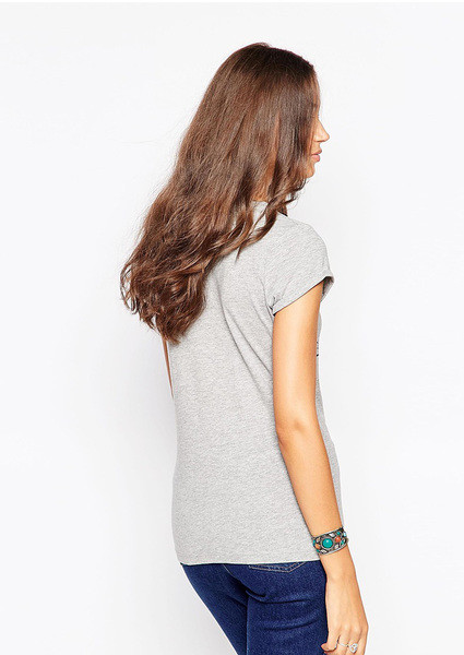 Γναικεία μπλούζα σε γκρι χρώμα με μια εικόνα