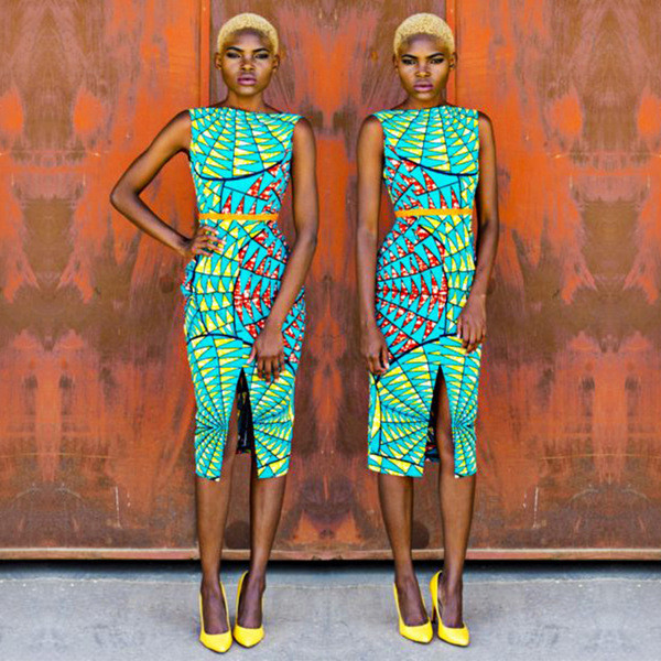 Πολύ κομψό γυναικείο φόρεμα σε ένα πολύχρωμο μοτίβο με σχισμή