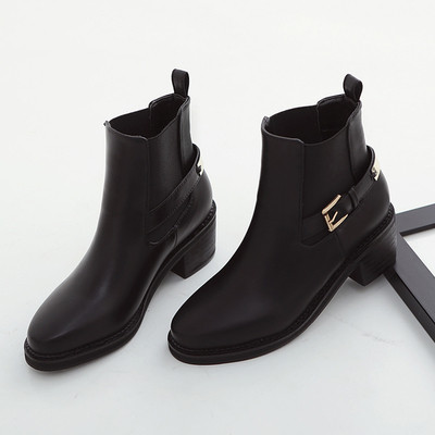 Елегантни дамски боти с каишка и катарама, на лек ток в черен цвят, подходящи за ежедневие