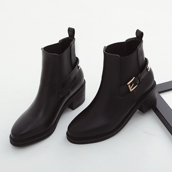 Елегантни дамски боти с каишка и катарама, на лек ток в черен цвят, подходящи за ежедневие