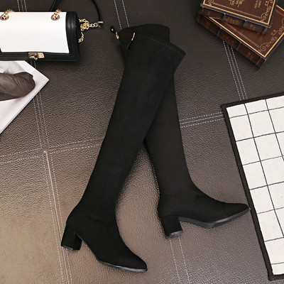 Κομψές γυναικείες μπότες με παχύ τακούνι σε μαύρο χρώμα