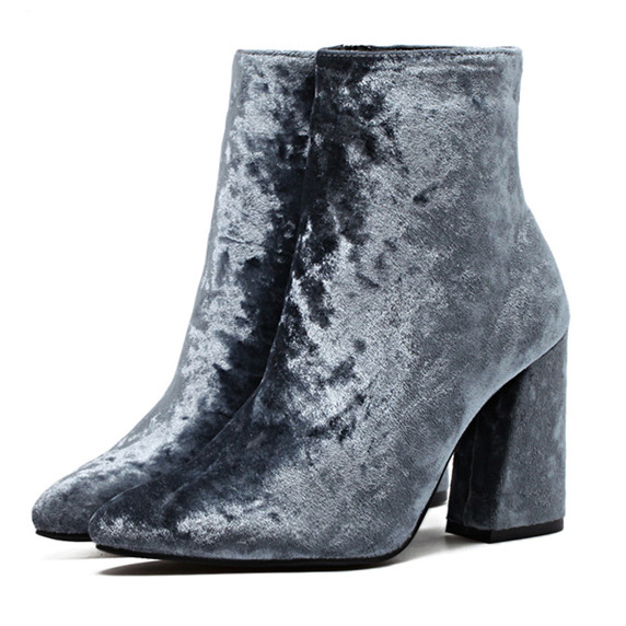 Стилни дамски боти от изкуствен велур в черен и кафяв цвят с ток