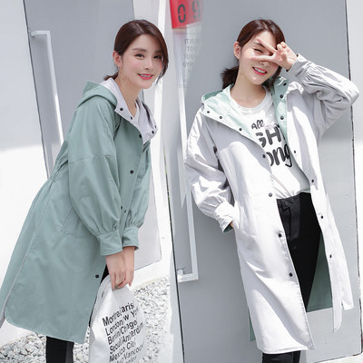 Ένα όμορφο αθλητικό παλτό σε ένα απλό σχέδιο και  με κουκούλα 