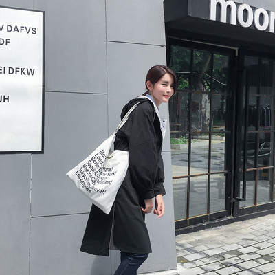 Ένα όμορφο αθλητικό παλτό σε ένα απλό σχέδιο και  με κουκούλα 