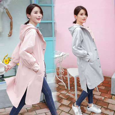 Ένα όμορφο αθλητικό παλτό σε ένα απλό σχέδιο και  με κουκούλα 