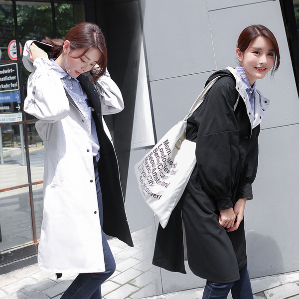 Ένα όμορφο αθλητικό παλτό σε ένα απλό σχέδιο και  με κουκούλα 