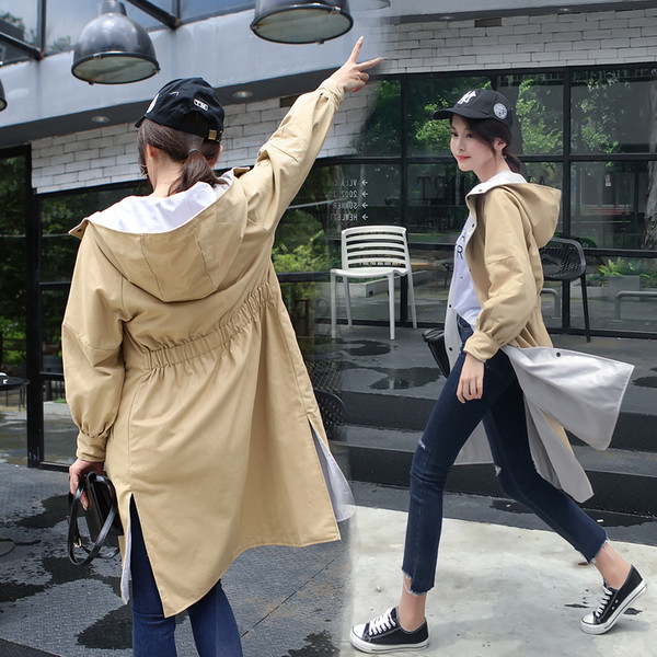 Ένα όμορφο αθλητικό παλτό σε ένα απλό σχέδιο και  με κουκούλα 