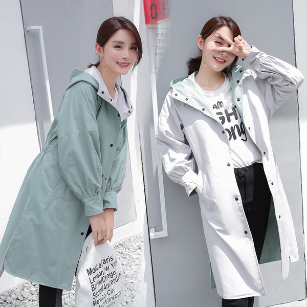 Ένα όμορφο αθλητικό παλτό σε ένα απλό σχέδιο και  με κουκούλα 