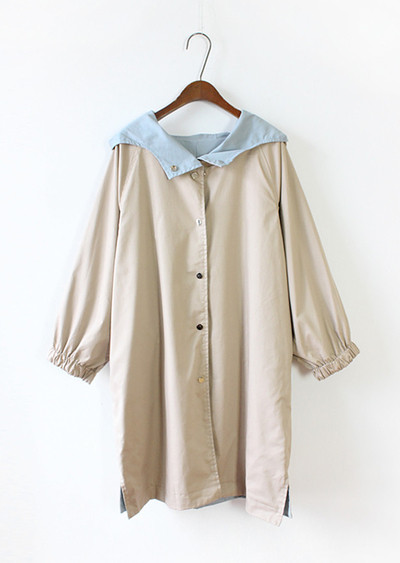 Κομψό γυναικείο παλτό σε ευρύ μοντέλο με κουκούλα κατάλληλο για τη καθημερινή ζωή