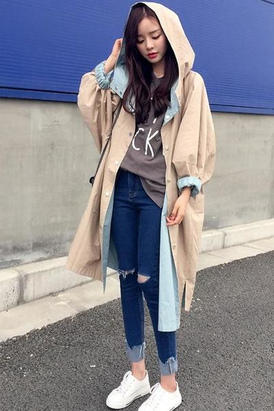 Κομψό γυναικείο παλτό σε ευρύ μοντέλο με κουκούλα κατάλληλο για τη  καθημερινή ζωή