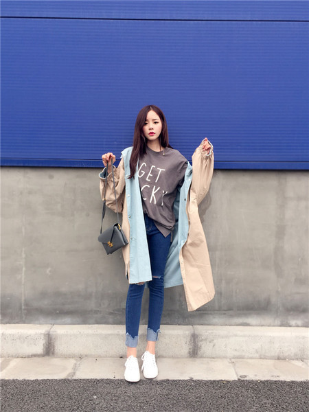 Κομψό γυναικείο παλτό σε ευρύ μοντέλο με κουκούλα κατάλληλο για τη  καθημερινή ζωή