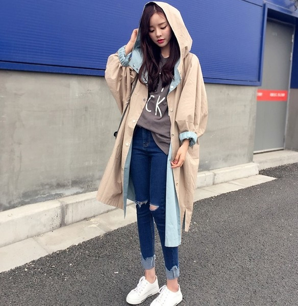 Κομψό γυναικείο παλτό σε ευρύ μοντέλο με κουκούλα κατάλληλο για τη  καθημερινή ζωή