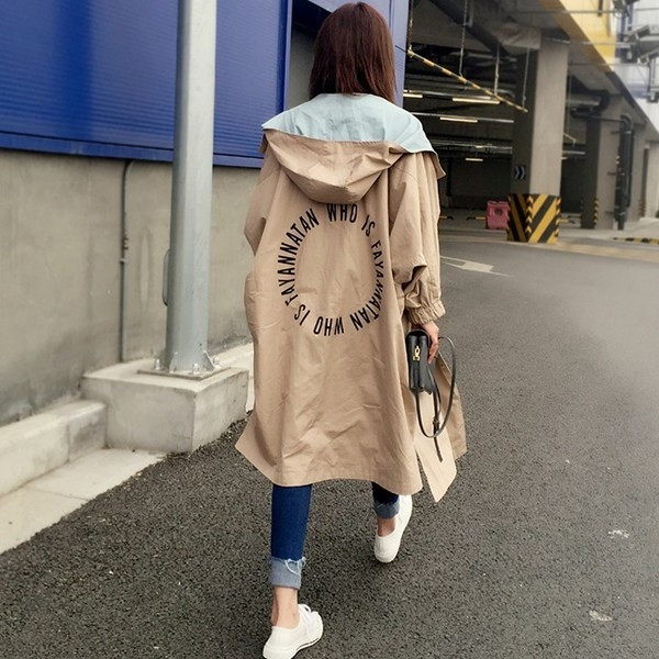 Κομψό γυναικείο παλτό σε ευρύ μοντέλο με κουκούλα κατάλληλο για τη  καθημερινή ζωή