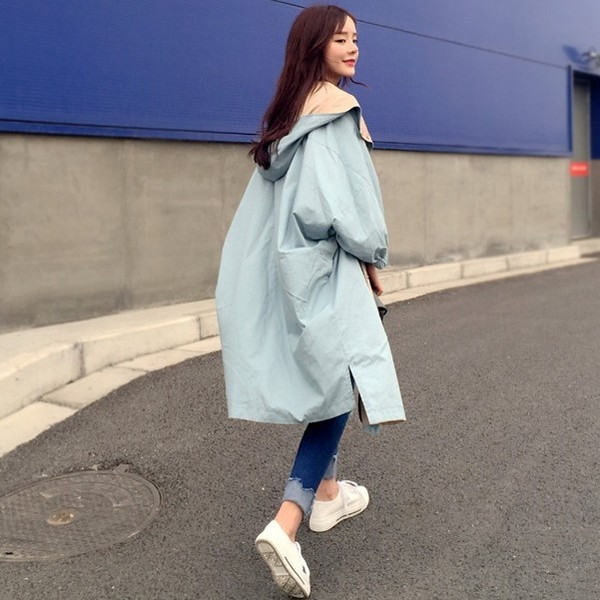 Κομψό γυναικείο παλτό σε ευρύ μοντέλο με κουκούλα κατάλληλο για τη  καθημερινή ζωή