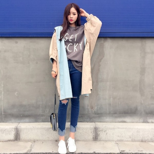 Κομψό γυναικείο παλτό σε ευρύ μοντέλο με κουκούλα κατάλληλο για τη  καθημερινή ζωή