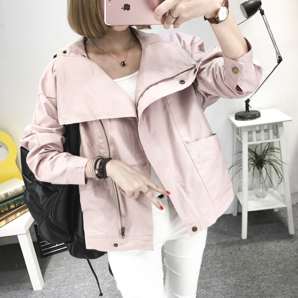 Κομψό κοντό παλτό σε ευρύ σχέδιο και μεγάλο κολάρο σε τρία χρώματα