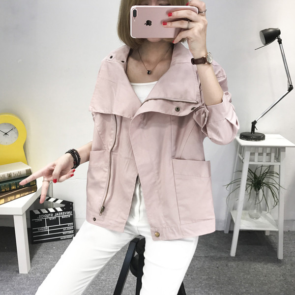 Κομψό κοντό παλτό σε ευρύ σχέδιο και μεγάλο κολάρο σε τρία χρώματα