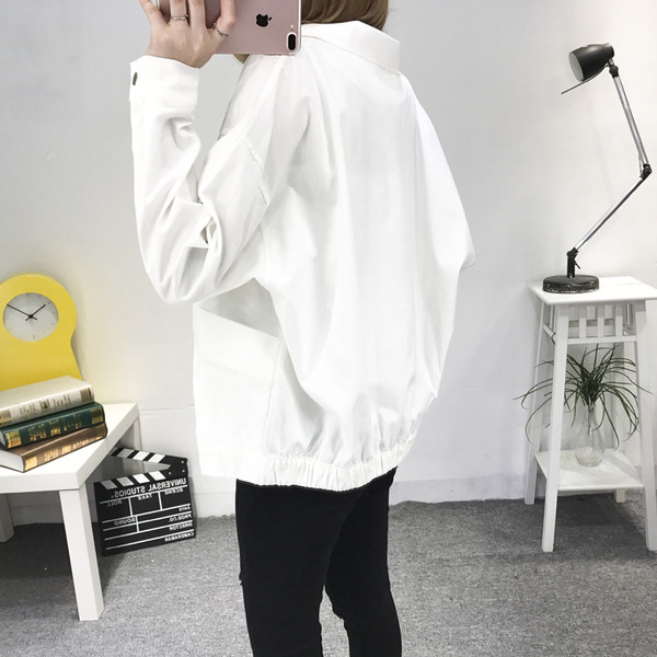 Κομψό κοντό παλτό σε ευρύ σχέδιο και μεγάλο κολάρο σε τρία χρώματα