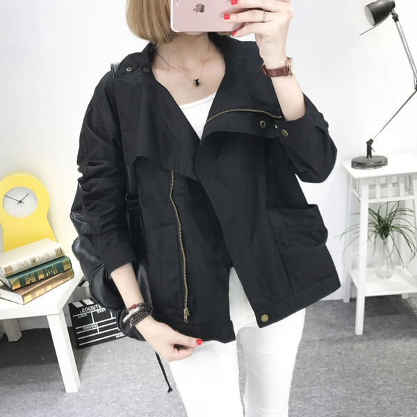 Κομψό κοντό παλτό σε ευρύ σχέδιο και μεγάλο κολάρο σε τρία χρώματα