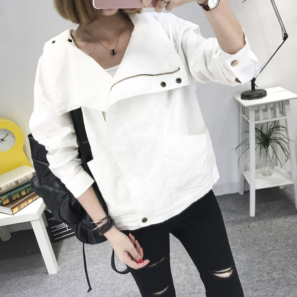 Κομψό κοντό παλτό σε ευρύ σχέδιο και μεγάλο κολάρο σε τρία χρώματα