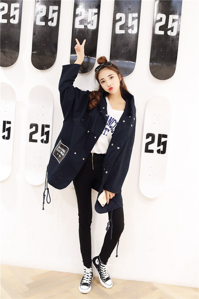 Κομψό γυναικείο παλτό σε τρία χρώματα, κατάλληλο για τη καθημερινή ζώη με εφαρμογή