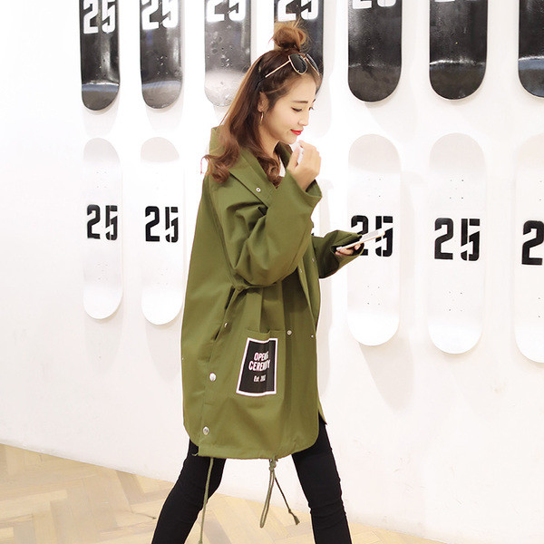 Κομψό γυναικείο παλτό σε τρία χρώματα, κατάλληλο για τη καθημερινή ζώη με εφαρμογή