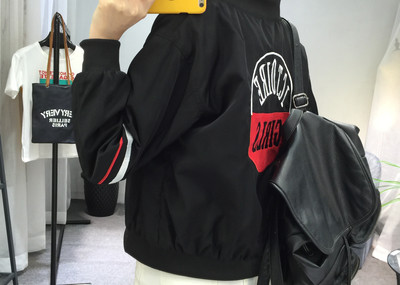 Γυναικείο αθλητικό μπουφάν κατάλληλο για κρύες μέρες σε λευκό και μαύρο χρώμα με εφαρμογή