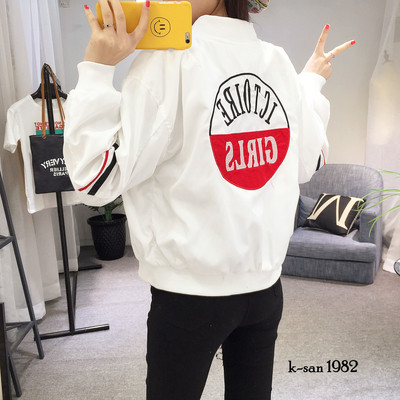 Γυναικείο αθλητικό μπουφάν κατάλληλο για κρύες μέρες σε λευκό και μαύρο χρώμα με εφαρμογή