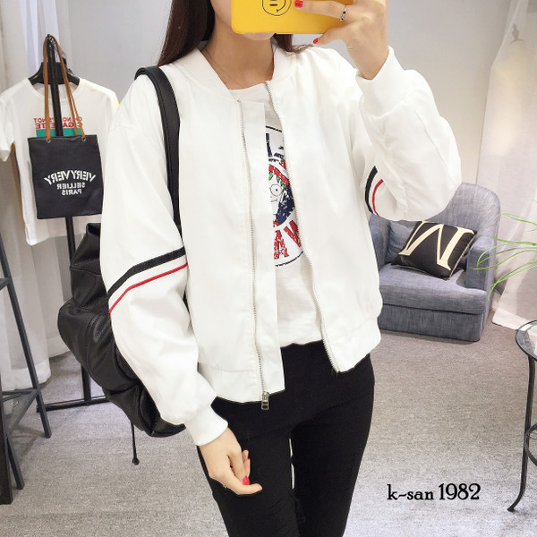 Γυναικείο αθλητικό μπουφάν κατάλληλο για κρύες μέρες σε λευκό και μαύρο χρώμα με εφαρμογή