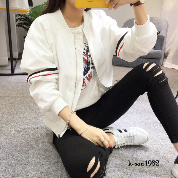 Γυναικείο αθλητικό μπουφάν κατάλληλο για κρύες μέρες σε λευκό και μαύρο χρώμα με εφαρμογή