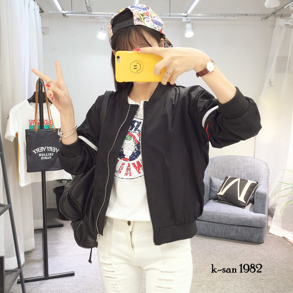 Γυναικείο αθλητικό μπουφάν κατάλληλο για κρύες μέρες σε λευκό και μαύρο χρώμα με εφαρμογή