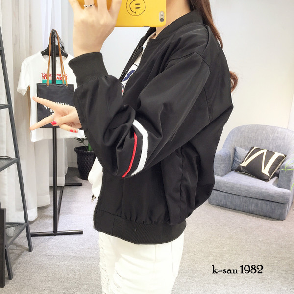 Γυναικείο αθλητικό μπουφάν κατάλληλο για κρύες μέρες σε λευκό και μαύρο χρώμα με εφαρμογή