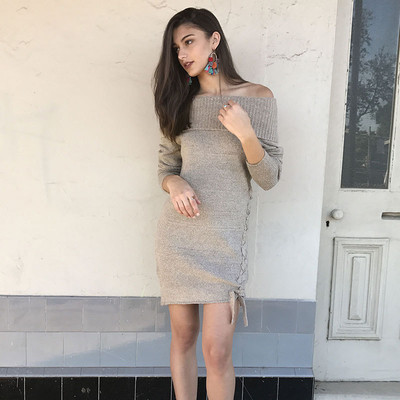 Γυναικείο φόρεμα με πεσμένο ώμο και πολύ ενδιαφέρουσες σταυρωτές συνδέσεις στη μία πλευρά της φούστας - 2 χρώματα