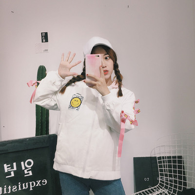 Спортно есенно яке за дамите в свободен стил с качулка и апликация