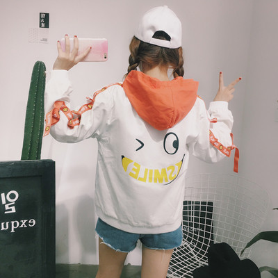 Спортно есенно яке за дамите в свободен стил с качулка и апликация