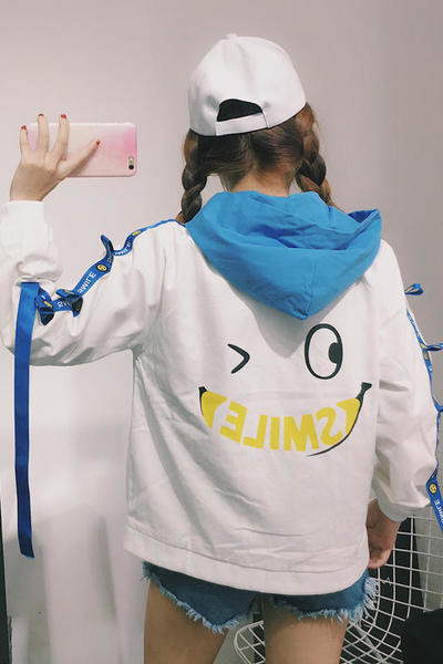 Спортно есенно яке за дамите в свободен стил с качулка и апликация