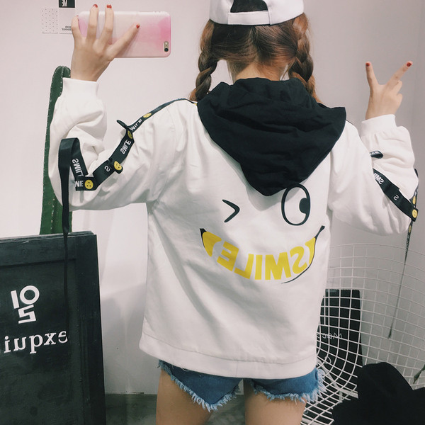 Спортно есенно яке за дамите в свободен стил с качулка и апликация