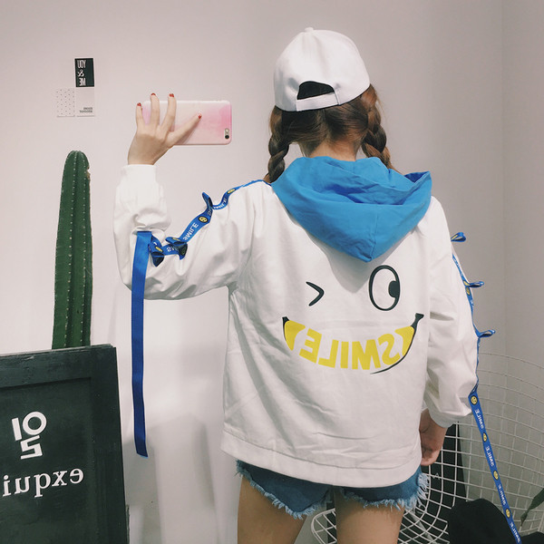 Спортно есенно яке за дамите в свободен стил с качулка и апликация