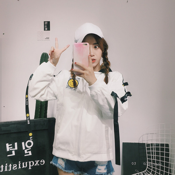 Спортно есенно яке за дамите в свободен стил с качулка и апликация