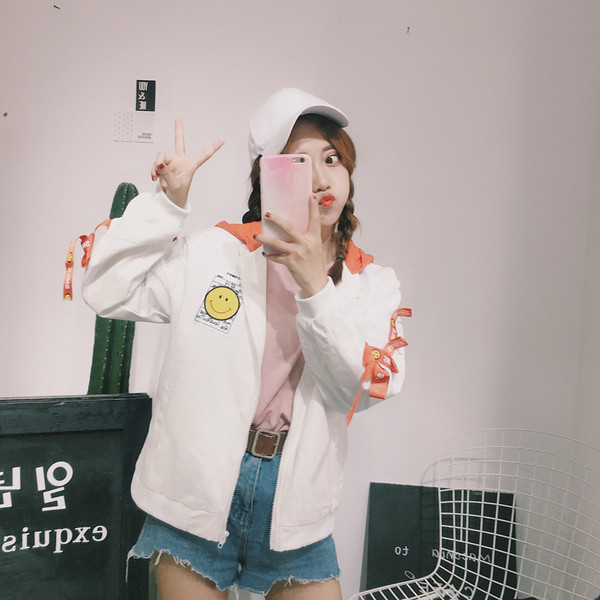 Спортно есенно яке за дамите в свободен стил с качулка и апликация