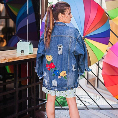 Μακρύ γυναικείο μπουφάν με όμορφα κεντήματα και χαλαρά μοτίβα