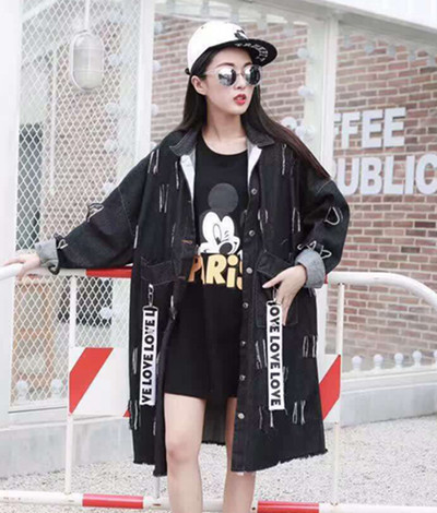 Стилно дълго дамско яке с накъсани мотиви и надпис