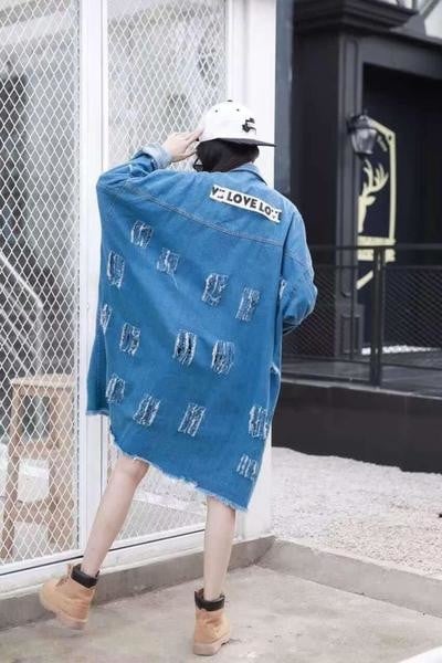 Стилно дълго дамско яке с накъсани мотиви и надпис