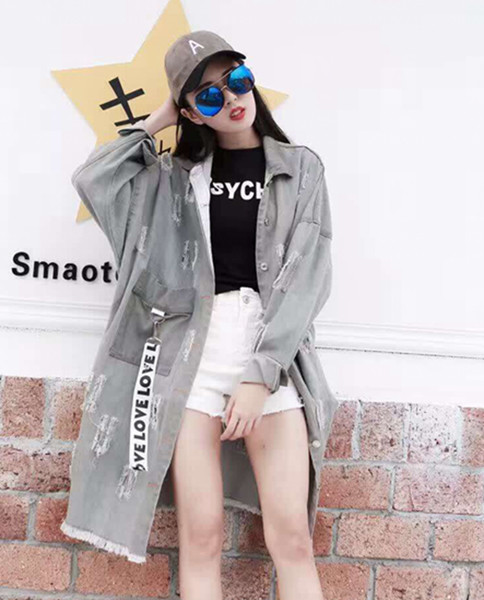 Стилно дълго дамско яке с накъсани мотиви и надпис