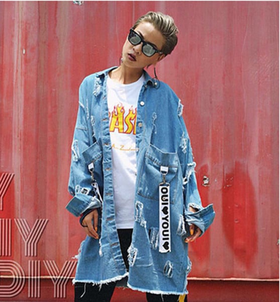 Стилно дълго дамско яке с накъсани мотиви и надпис