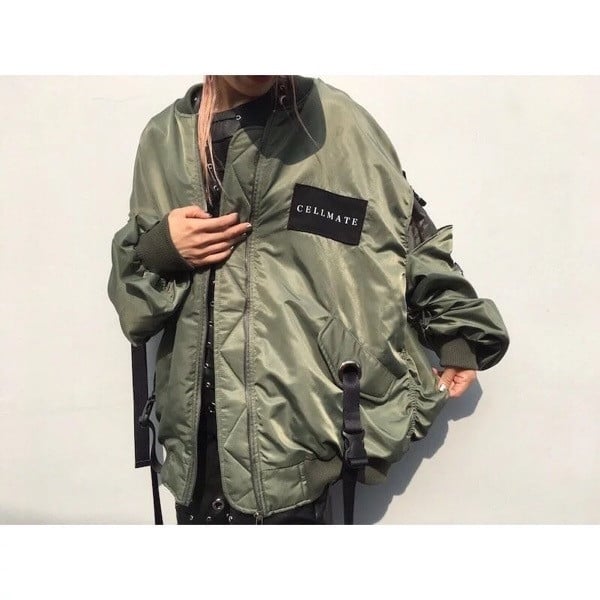 Стилно дамско яке в свободен стил с апликация в черен и зелен цвят