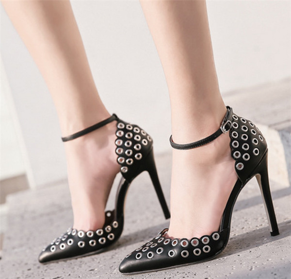 Εξαιρετικά γυναικεία παπούτσια με ψηλό τακούνι  με ενδιαφέρουσα μεταλλικά πριτσίνια  γύρω από τον αστράγαλο