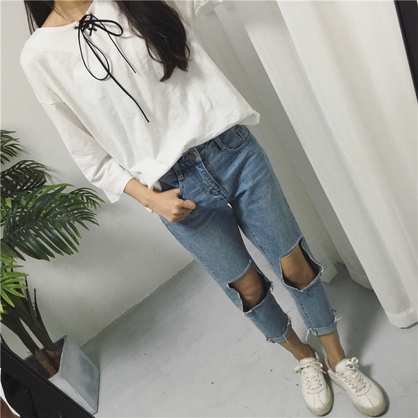 Σπορ-κομψό γυναικείο πουκάμισο  σε λευκό και μαύρο χρώμα με δεσμούς και με  ευρύ μοτίβο