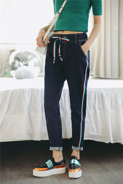 Κομψά γυναικεία μπλε τζιν  με χρωματιστές λωρίδες