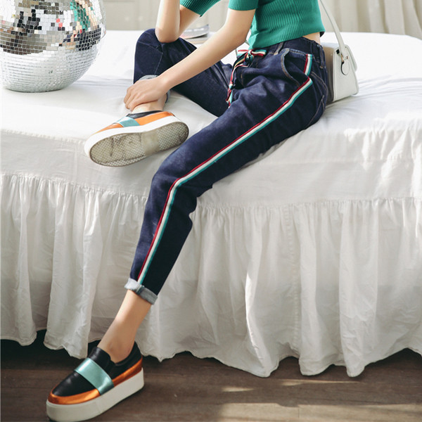 Κομψά γυναικεία μπλε τζιν  με χρωματιστές λωρίδες